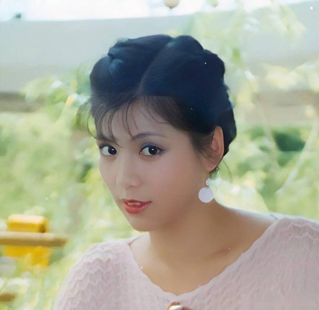 翁美玲的迷人写真,身材饱满性感,美貌与才华兼具,让人惊叹不已!