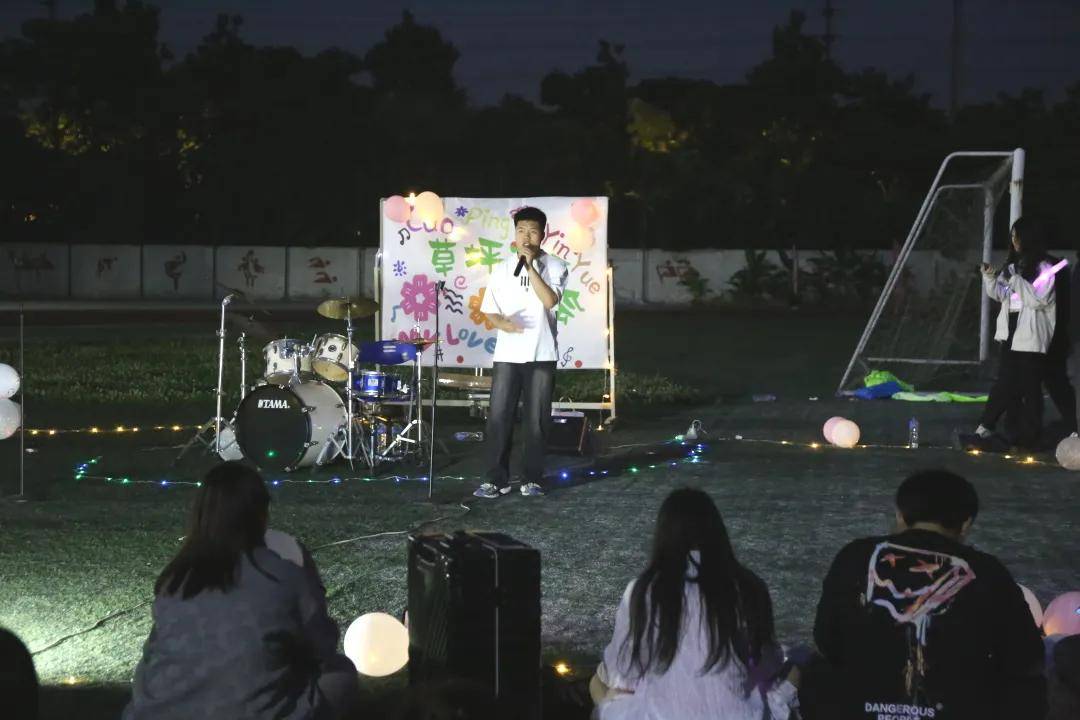 上海震旦职业学院智能工程学院举办这young献礼四十周年校庆草坪