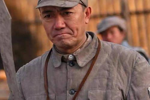 众所周知,影视剧中李云龙这个人物,非常喜欢抗命,而且每次抗命总有