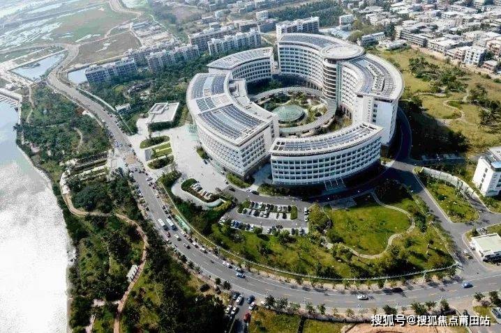 中学有三亚市政府和国内知名的西南大学联合创办的一西南大学三亚中学