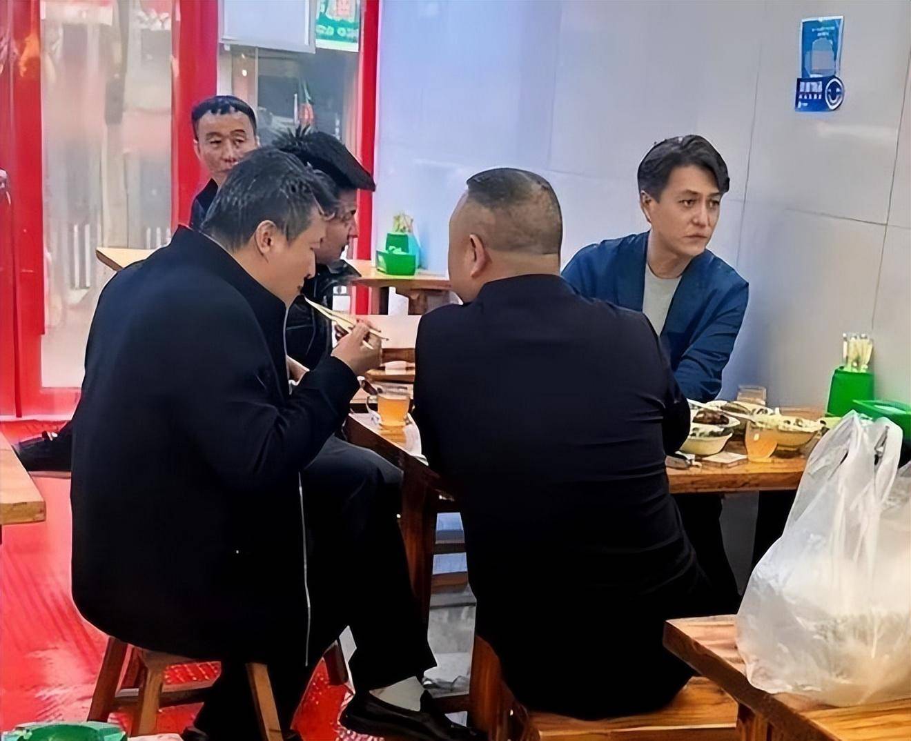 不拍戏就"消失",47岁的靳东,已经走上了男演员的另一条大道