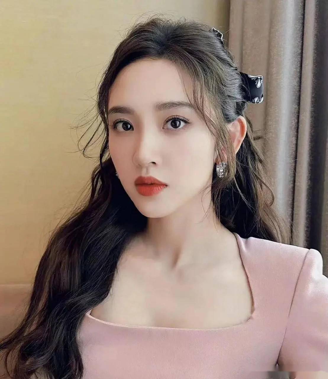 32岁唐艺昕凹凸丰满身材曝光,美貌与才华兼具的女神惹人羡慕!