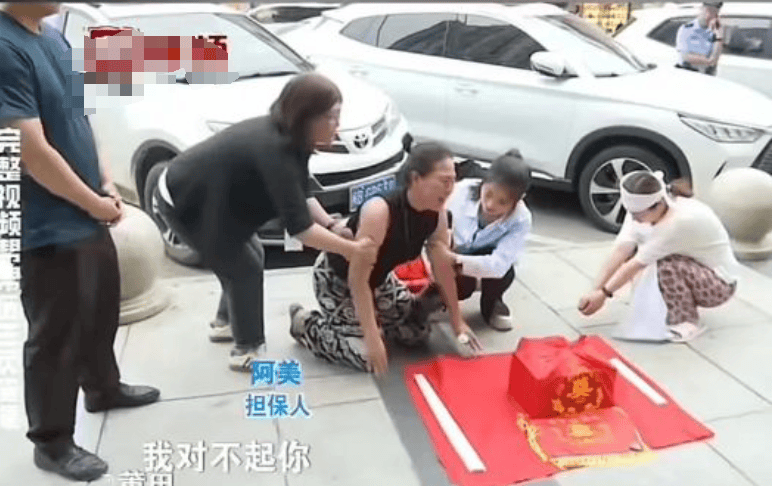 女子携丈夫骨灰千里追讨20万债务,网友:活该!可惜了她老公