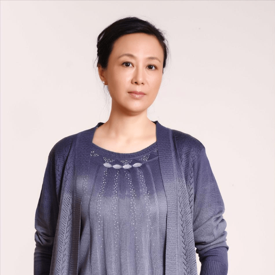不是演婆婆就是演妈妈,这样的落差放在别人身上或许无法接受,但吴玉芳