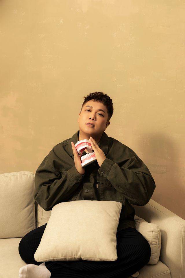 「我觉得你戽斗比较好看,我觉得你胖胖的比较可爱」等,但他无畏