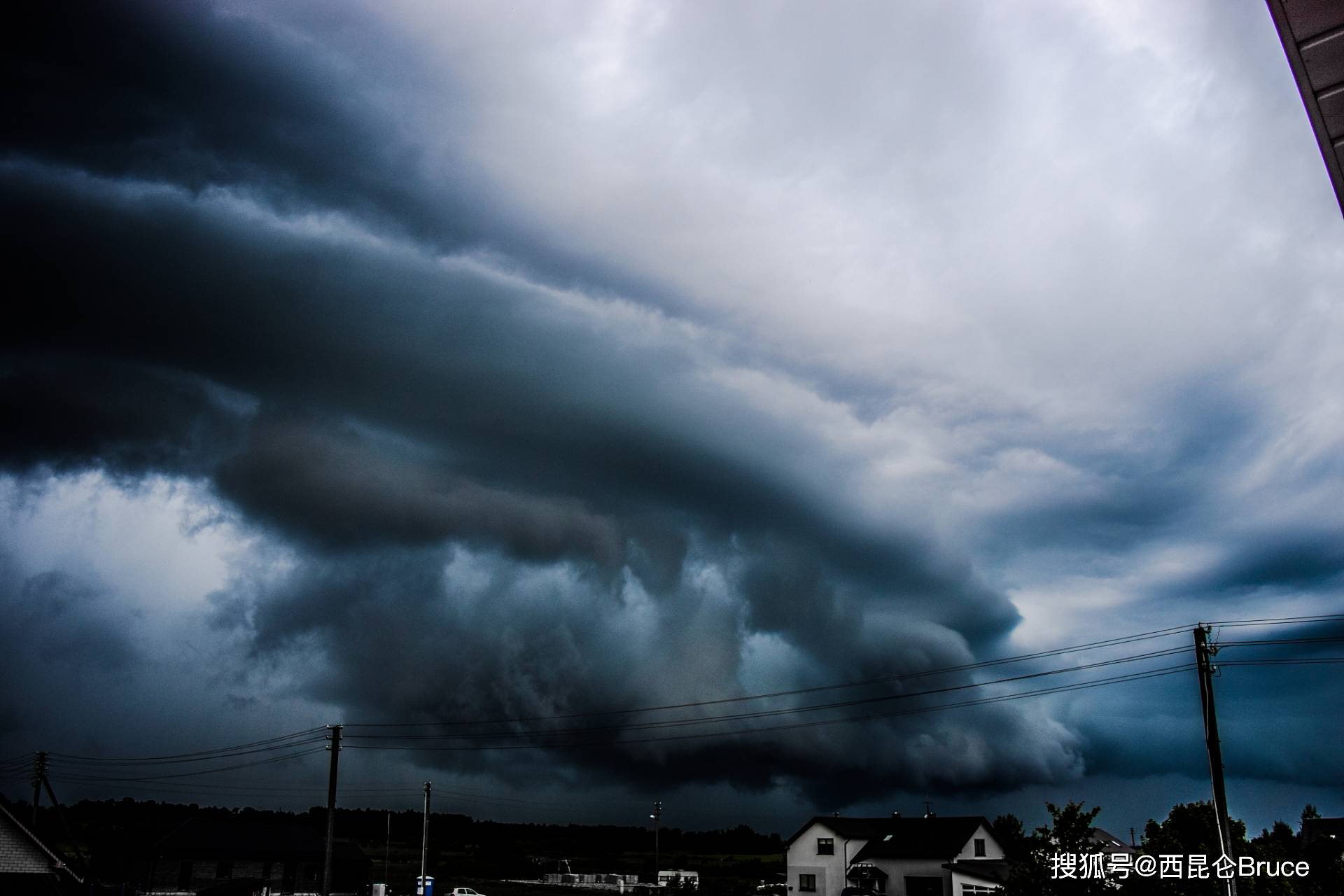 河南323万亩农田受灾!北方干旱严峻,为何会白天高温晚上暴风雨