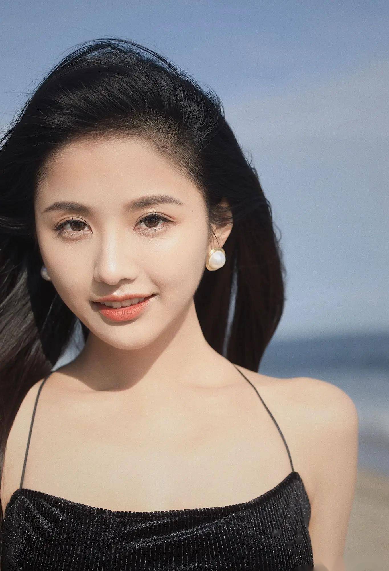 这谁顶得住!亚洲小姐高文君美貌与才华兼具,写真中散发女神魅力!