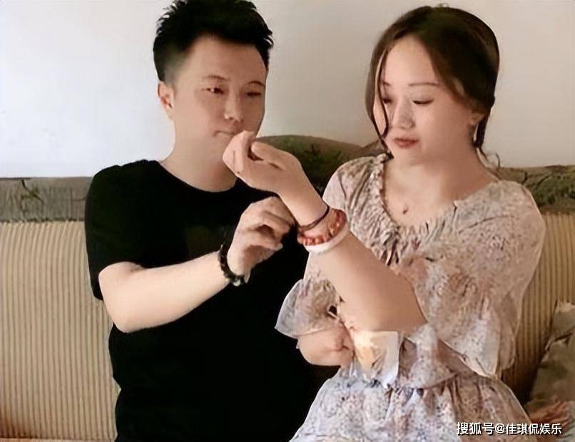 "连体夫妻"网上爆火后,无腿丈夫劈腿女粉丝,独臂妻子如今怎样