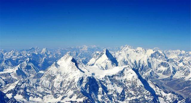 喜马拉雅山"出事"了?冰雪消融之后,湖里呈现的景象令人难以相信!