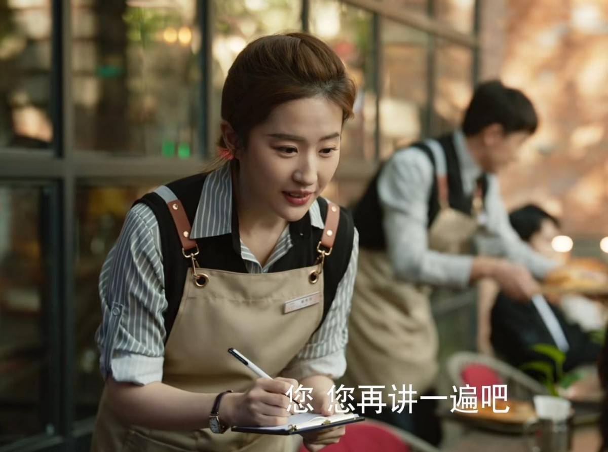 刘亦菲泳装照上热搜,曲线凹凸有致像美人鱼,出水时素颜不像36岁