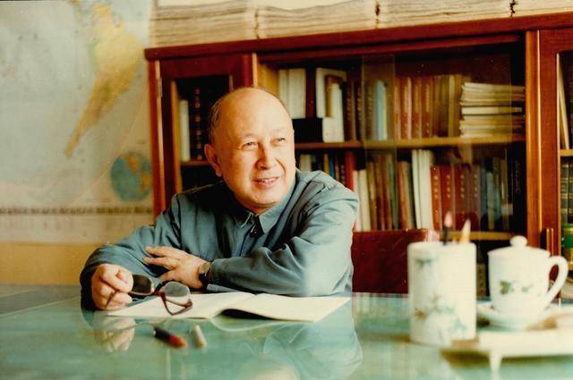 钱学森有多么伟大?历经万难毅然回国,临行前却说自己回去种苹果