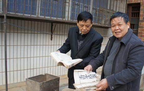 意外发现族谱,翻看后两人激动了_李克明_湖南_李自恒