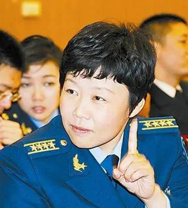 空军第一位女师长,18岁入伍,53岁升少将,如今在东部战区服役