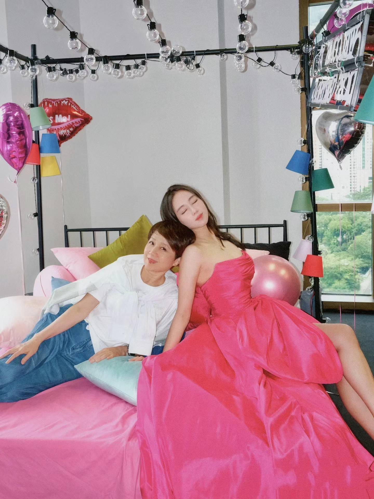 奚梦瑶罕见和婆婆以及小姑子同框,梁安琪抱着孙子超开心