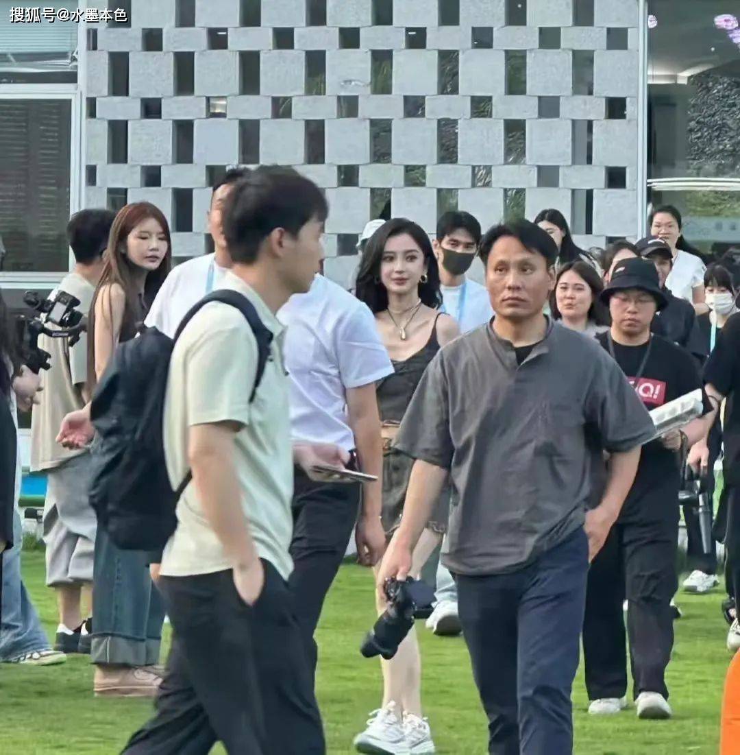 杨颖出席线下活动,排骨胸抢镜,处境尴尬体现了世态炎凉