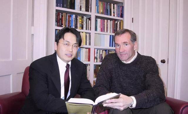 摆过地摊,当过砖瓦工,差点没考上初中的他,如今管理资本6000亿_张磊