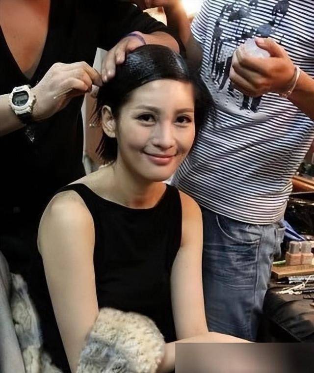 45岁的沈星晒照,看上去状态满分,网友:一直这么单身,挺可惜的