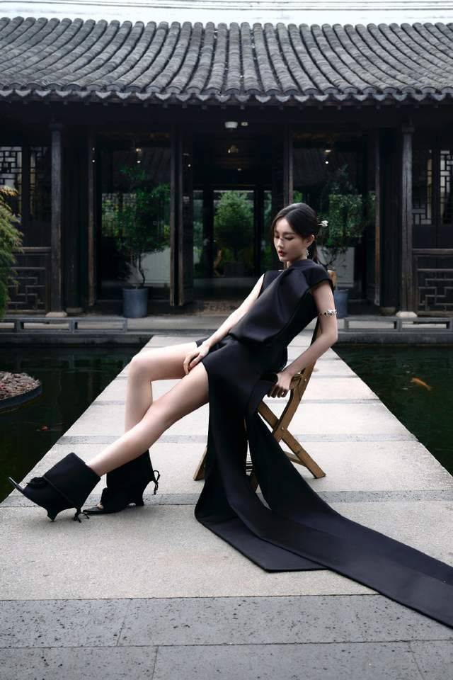 李一桐:黑色布条下的曼妙的身姿,一种不言而喻的优雅气质!