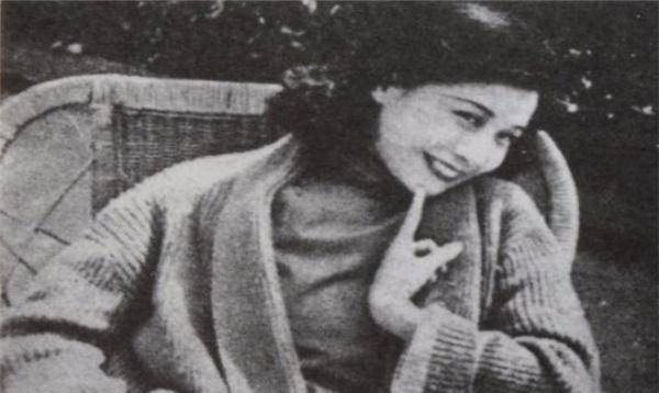 她自幼丧父,20岁成名,却在事业顶端选择自杀,后30万人前来送行