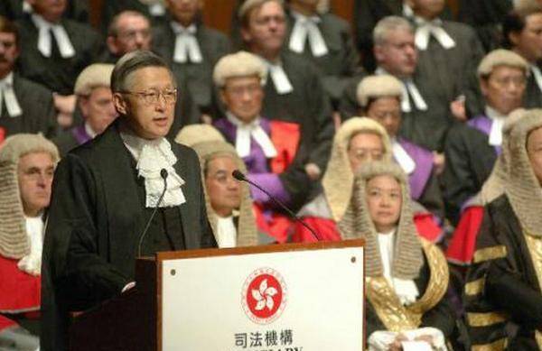 香港法官为什么争相要戴闷热的假发?