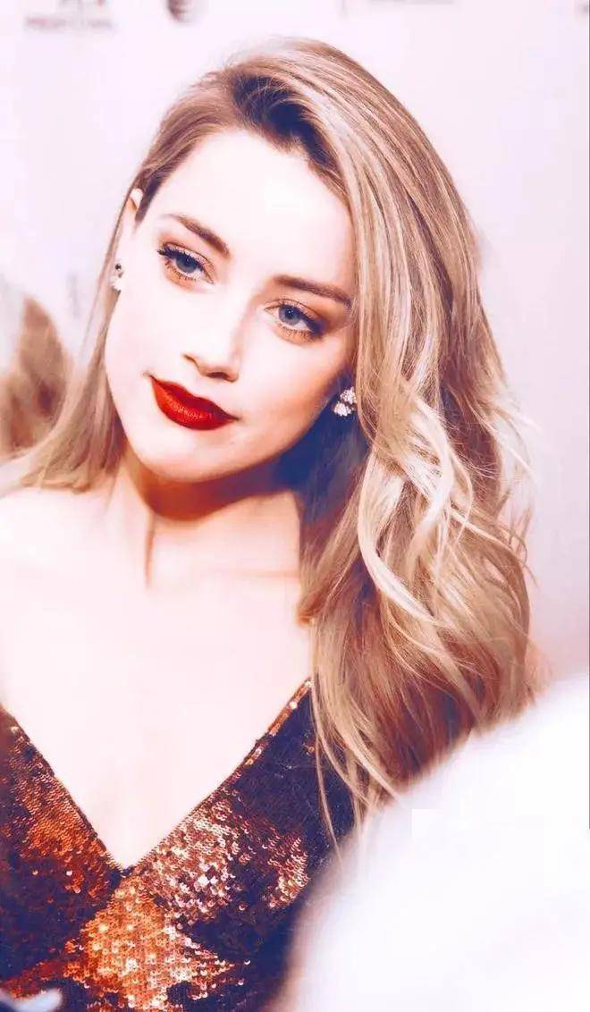 艾梅柏·希尔德非常注重自己的身体健康,她每天都会进行一系列的运动