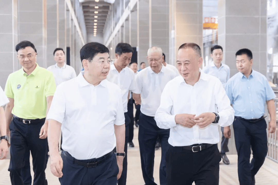 汾酒集团党委书记,董事长袁清茂一行走进郎酒庄园·金樽堡体验在