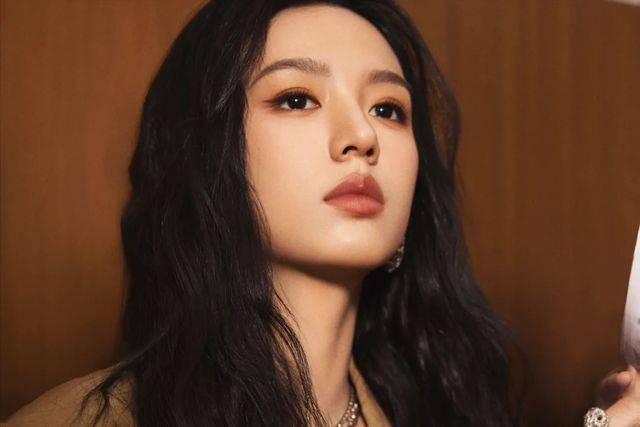 周也央视冷漠甩脸，耍大牌风波再起？网友：高岭之花也要接地气！-650采访周也