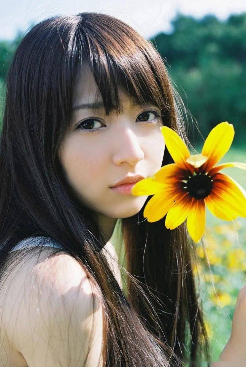 「日系纯欲少女逢泽莉娜,甜美可爱饱满丰腴的写真照,让你见识什么叫做