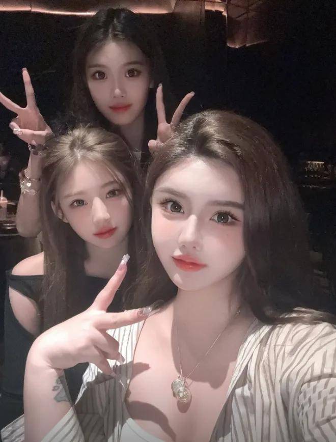 原创
            黄一鸣公开让娃叫爸，用葱打码嘲讽拉满，王思聪和19岁新欢压马路-黄一鸣亲密照