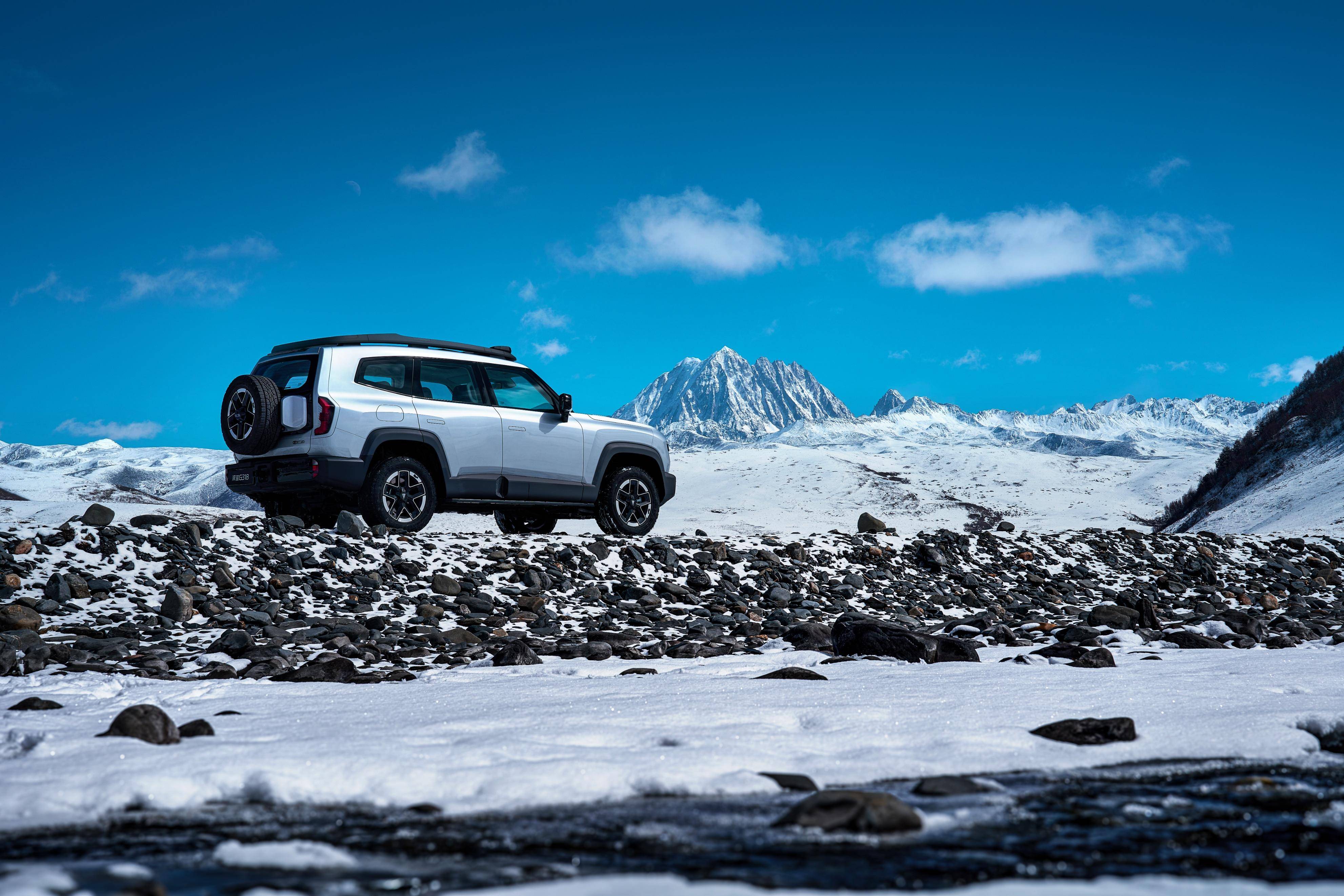 因此,深蓝g318在越野汽车界,犹如一颗璀璨的明星,照亮了无数越野