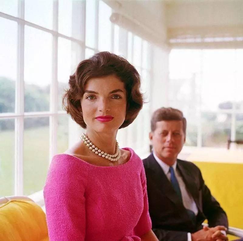 60年前,35岁英女王和杰奎琳见面,同穿蓝裙子撞衫,高下立分