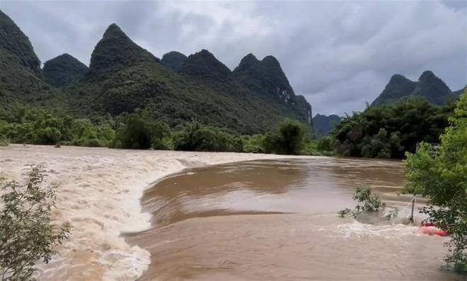 桂林暴雨致遇龙河水位突涨1米多 景区各码头已封航6天-桂林遇龙河竹筏漂流图片
