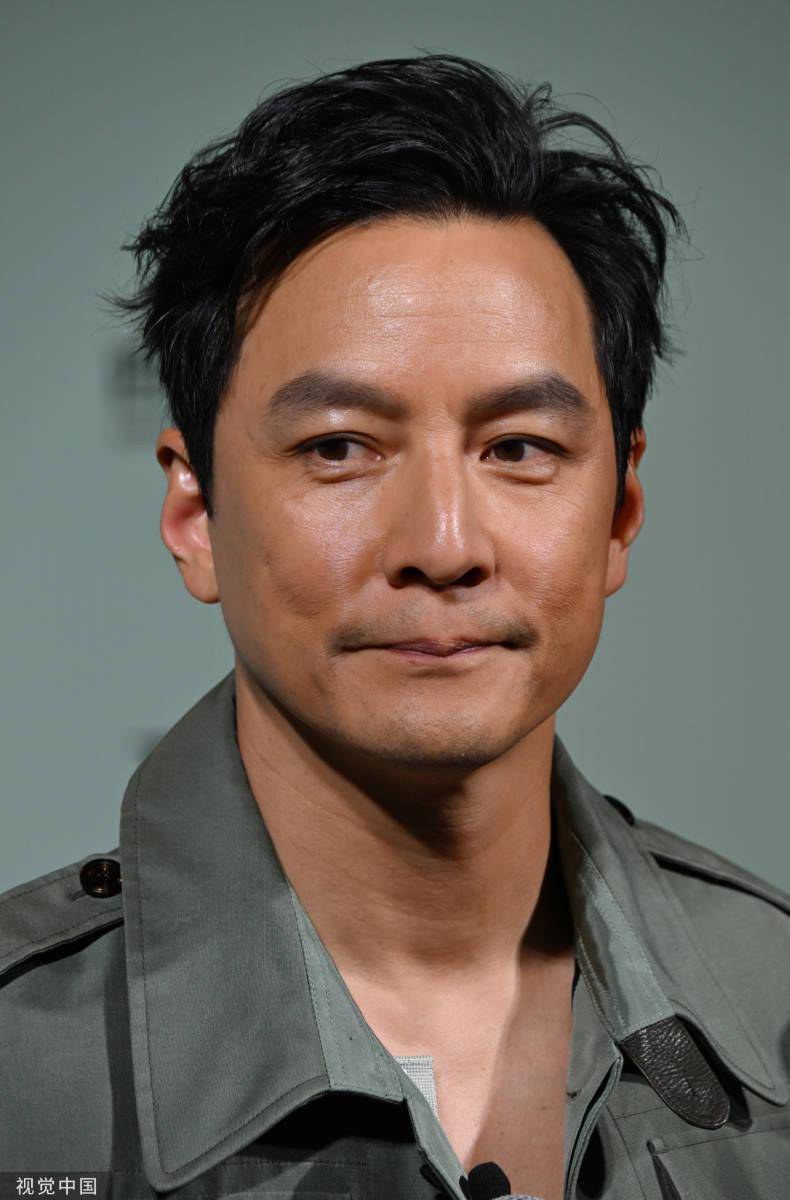 吴彦祖灰色正装参加活动 与汪小菲夫妇同桌用餐