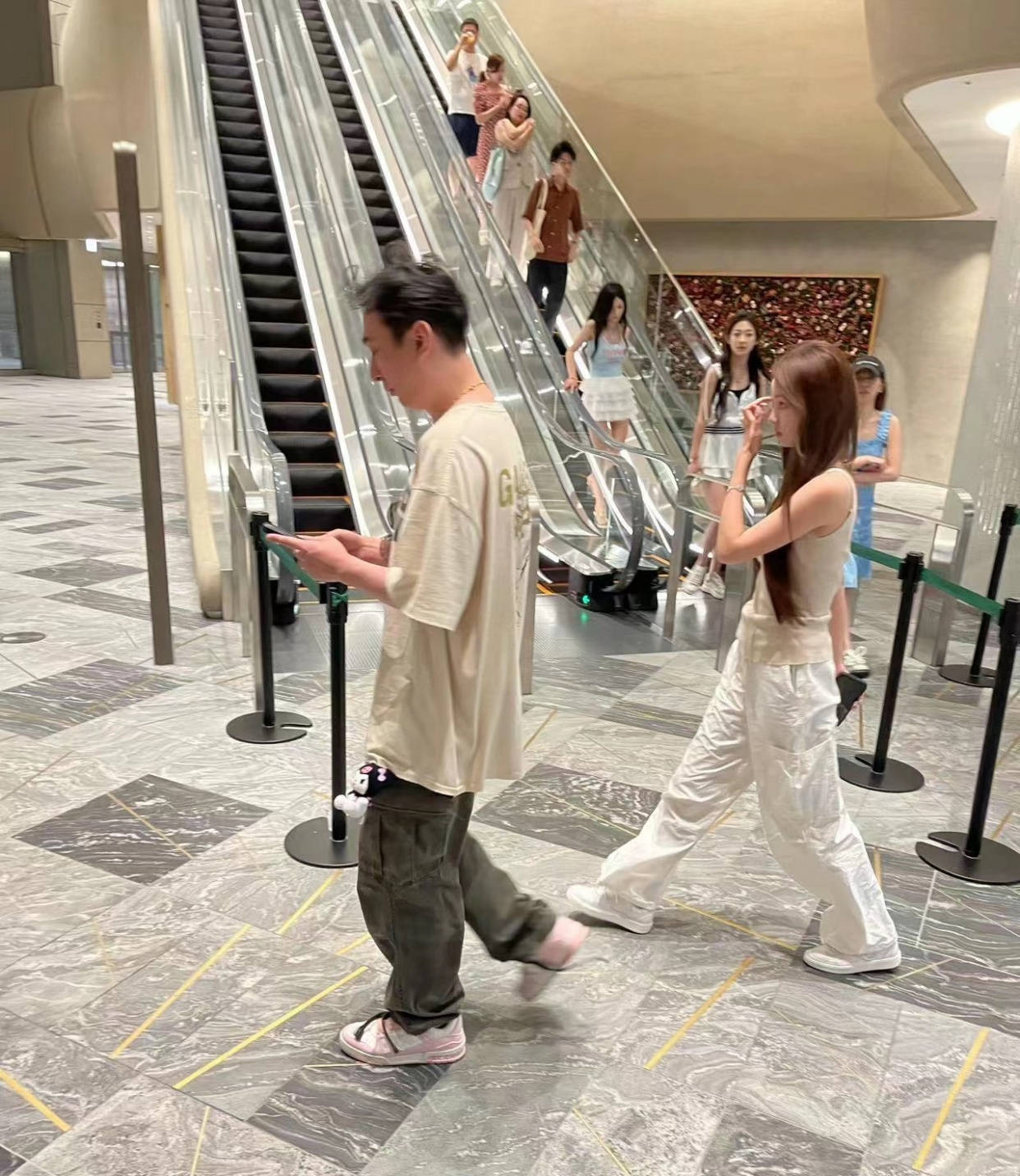 王思聪携女友买手办遭嘲怨种!二手价14.5万日元,还用手纸记笔记