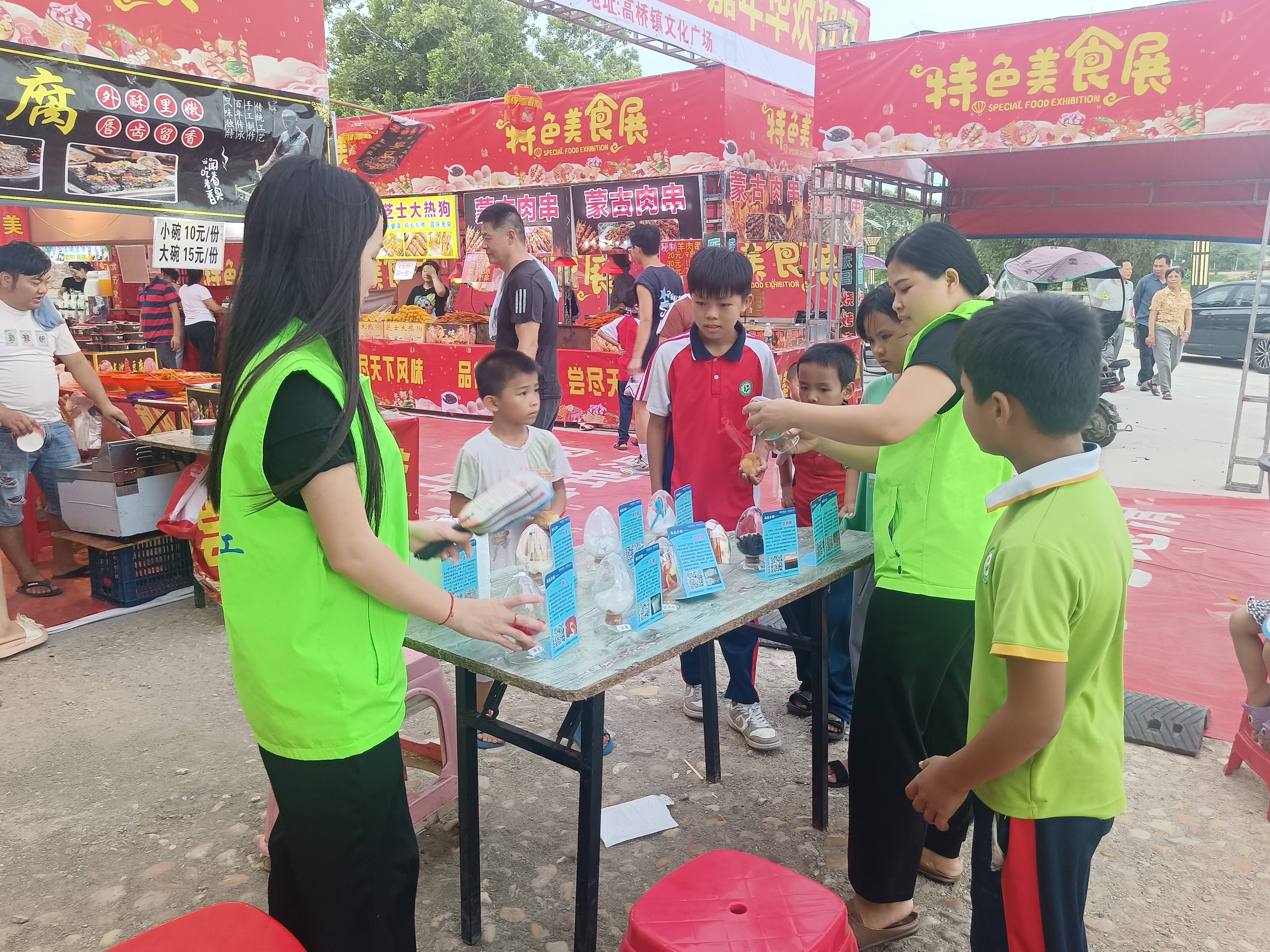 横幅一条,接受禁毒宣传解答200余次,让广大群众在感受美食独特韵味