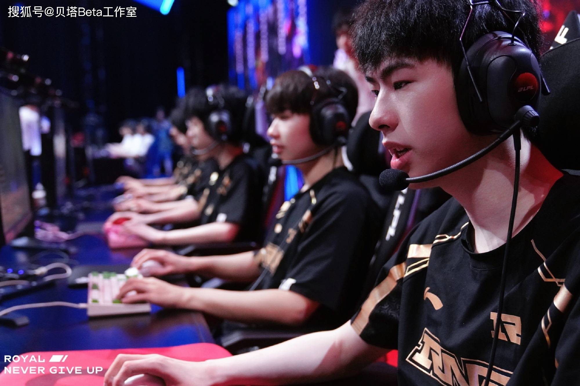 rng被lgd三杀!4战全败跌入涅槃组!粉丝怒喷:只有上单和ad像人