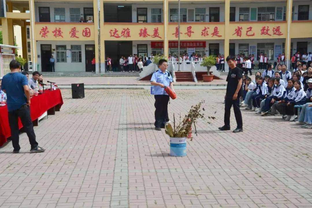 消防安全教育6月13日,在金华中学的校园里,一场由金华镇和宛城区消防