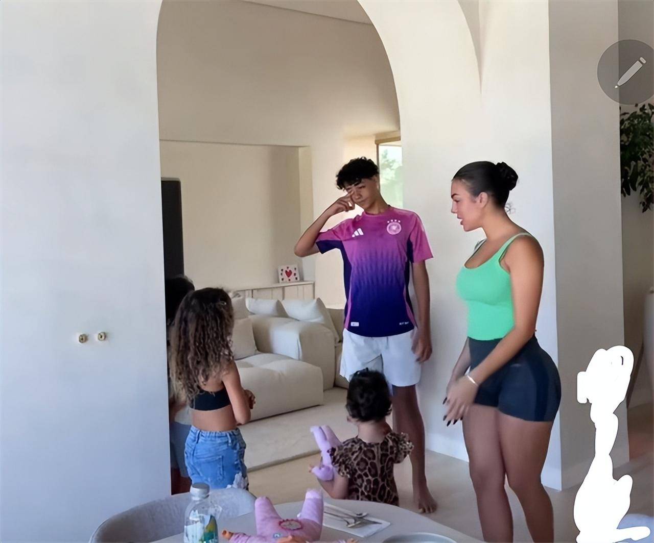 c罗儿子14岁了!迷你罗和乔治娜拥抱庆祝生日,个头比她都高了