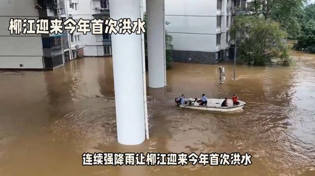 桂林男子驾艇救朋友顺手救20多人-桂林男子钓鱼