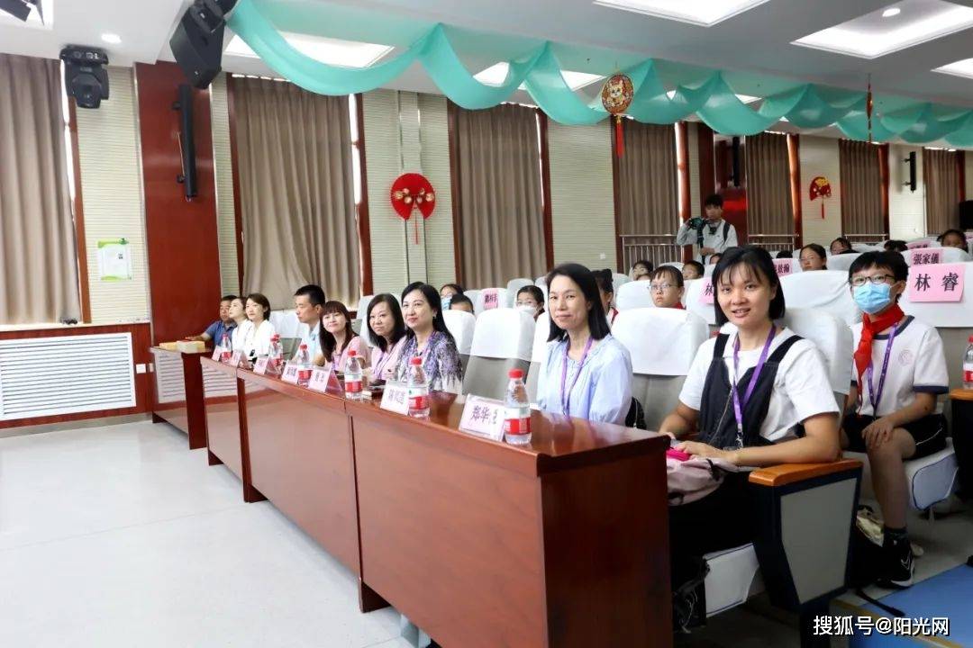 唐玫校长向远道而来的香港将军澳官立小学的师生表示热烈的欢迎,并