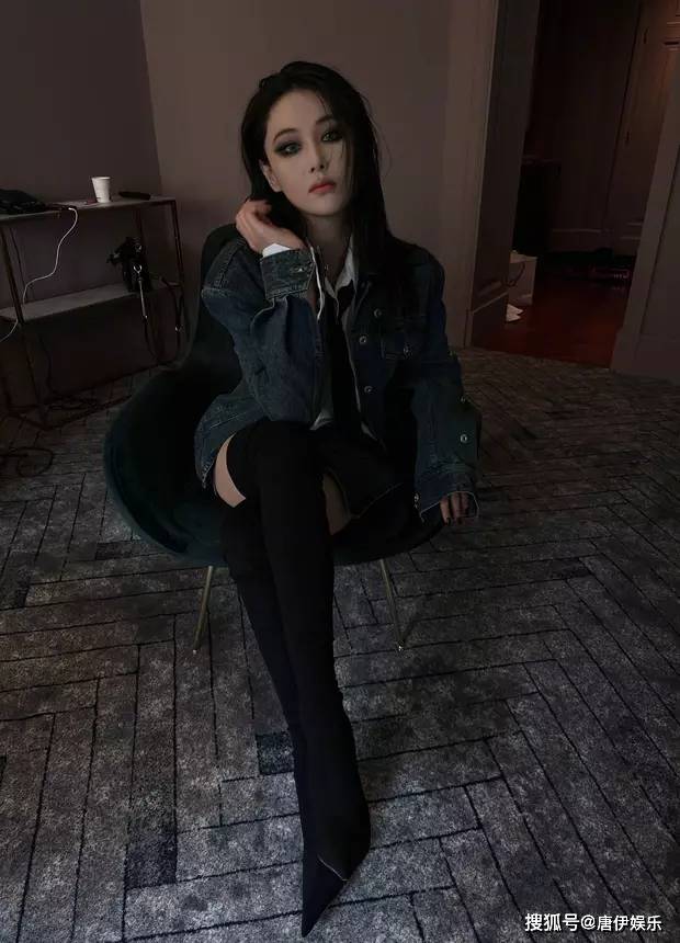 照片中,张馨予身穿牛仔外套,搭配黑色长筒靴,时尚度满分.