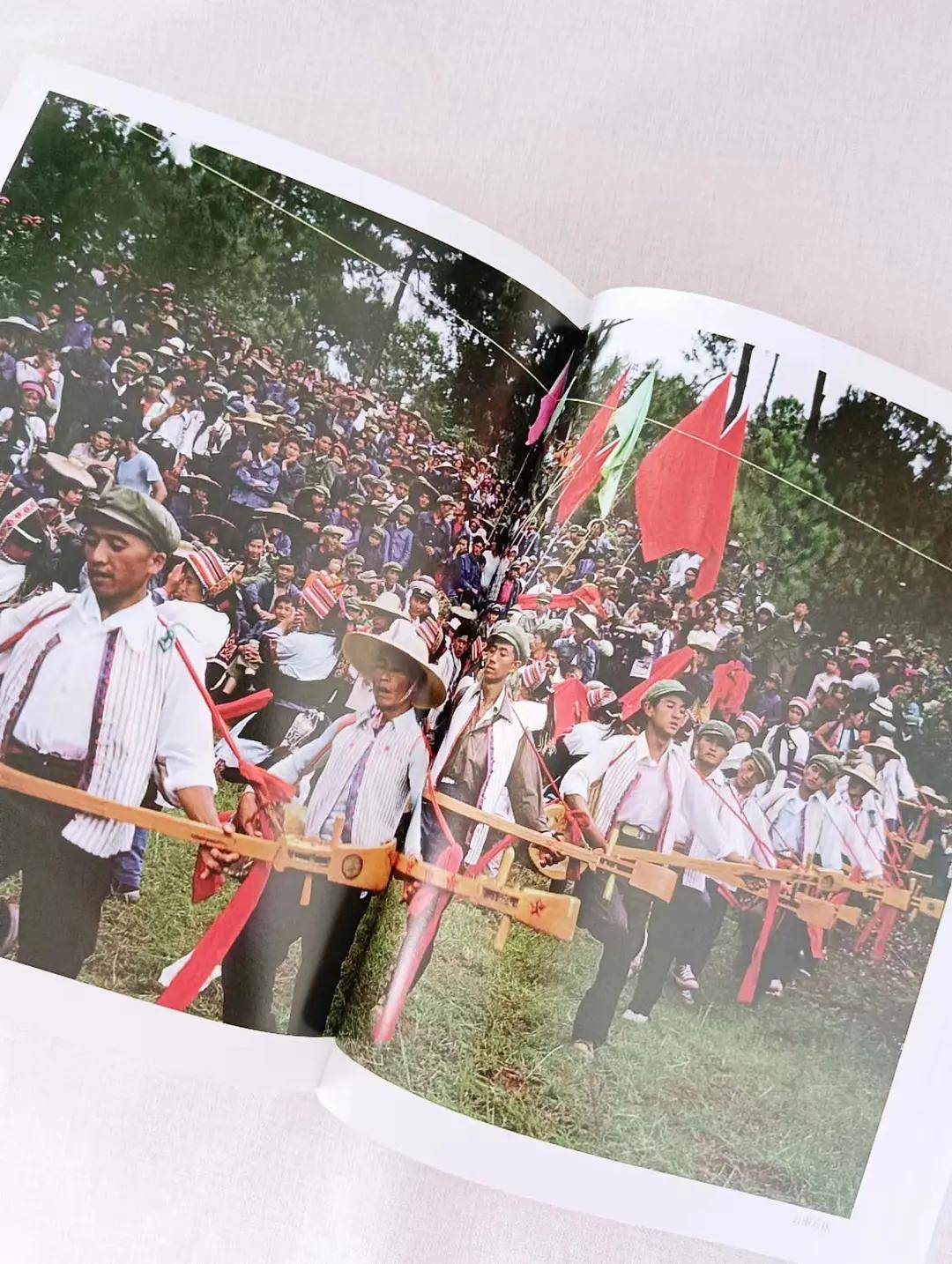 各地居民都会举行一定的活动,或是舞龙舞狮,载歌载舞,或是骑马射箭