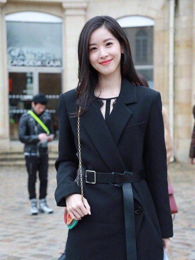 章泽天也开始高调,在国外穿一身黑摆拍,手里提的包包绝对不便宜