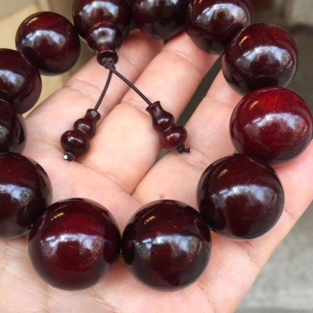 假如你有一串昂贵的小叶紫檀手串,多年后会变什么样?