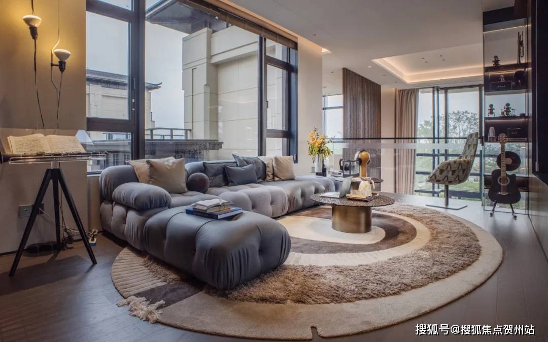 除主卧占据三楼整层空间,拥有主卧自用书房及休闲露台外,其余卧室亦均