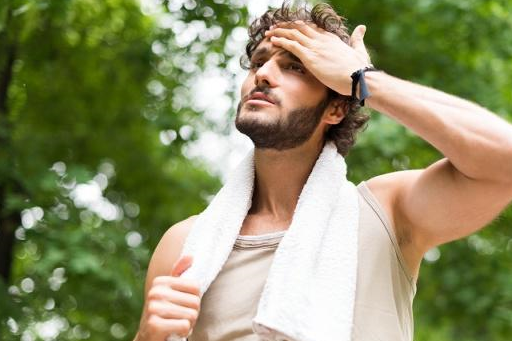 这是因为人体腋下的汗腺比较发达,夏天天气高温炎热,身体的很多热量会