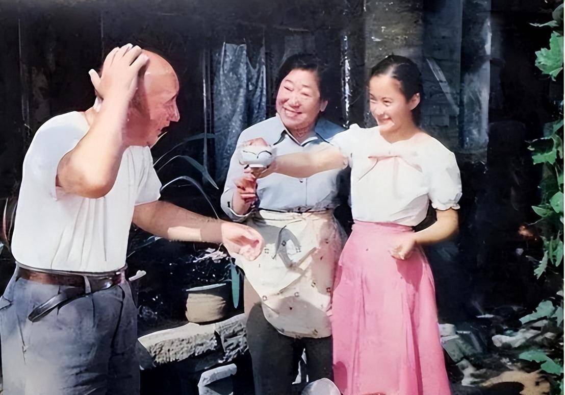 61 岁导演病逝,遗孀含泪退圈,她竟是观众心中的无冕影后_何群_生活