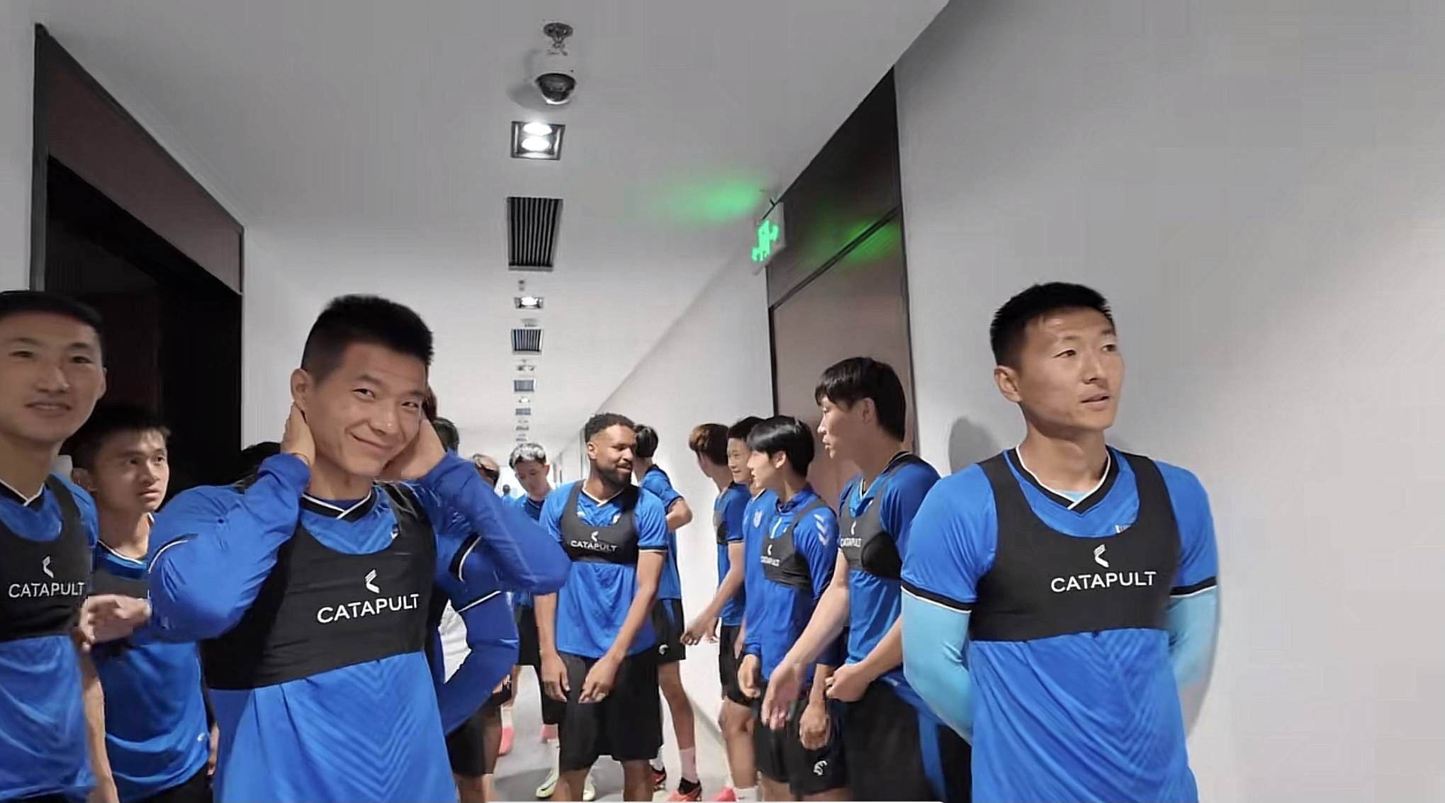 ak禁赛剩1场,大连英博2将离队,主力后卫被"骂走",外援