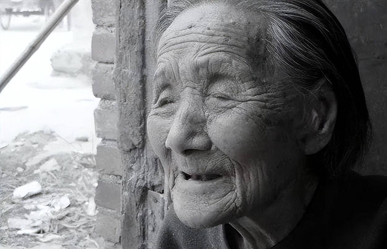 47年,一农村老太太来司令部找儿子,说出儿子名字被急送见司令员