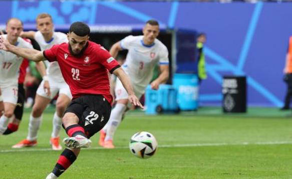 首先是f组的比赛,葡萄牙以3-0轻松战胜土耳其,b席和b费进球,c罗助攻